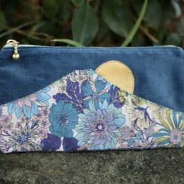 Pochette Fuji-san – velours bleu canard / fleurs bleues et violettes