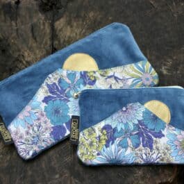 Pochette Fuji-san – velours bleu canard / fleurs bleues et violettes