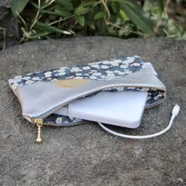 Pochette Fuji-san – argent / fleurs Liberty fabrics